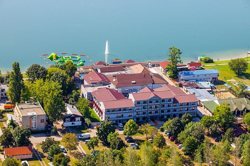 pohľad na senecké jazerá a celý hotel z výšky